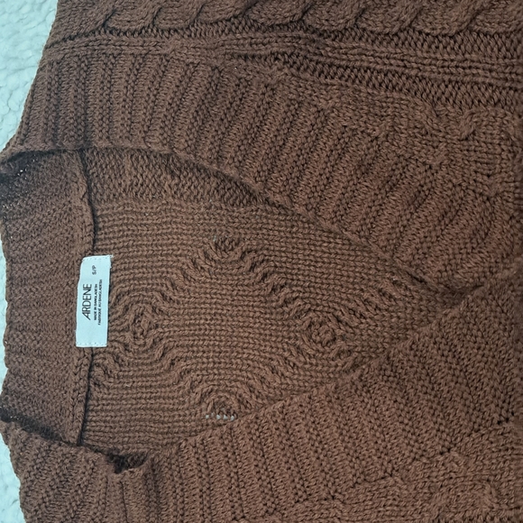 A sweater - Picture 9 of 10